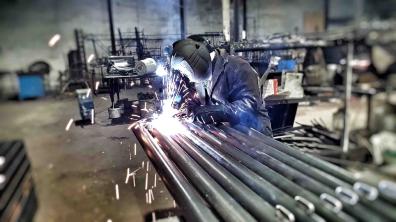 Какие материалы используют при изготовлении уличного спортивного оборудования в Омске?